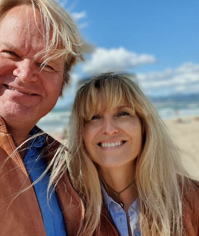 Ihre Gastgeber Florian und Nicole am Strand von Mallorca
